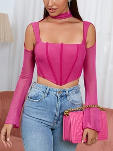 Dettaglio delle maniche in rete rosa rossa e struttura a corsetto con scollo a cavezza