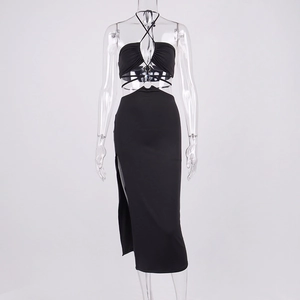 Détail de robe dos nu noire avec boucles métalliques et découpes à lacets croisés
