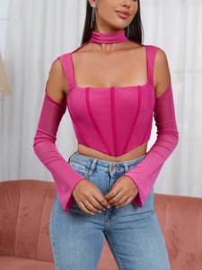 Dettaglio del top a corsetto rosso rosa con maniche in rete e girocollo coordinato incluso