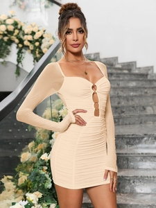 Détail de la robe à manches longues en maille avec texture froncée et design évidé