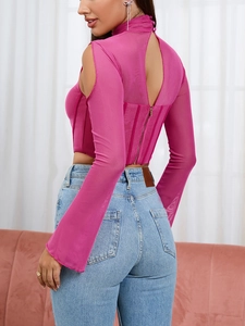 Dettaglio del corsetto in mesh rosa con cerniera posteriore e maniche lunghe