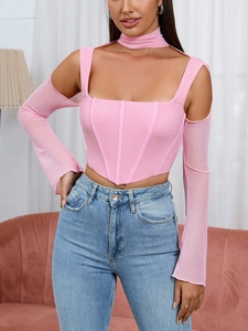 Dettaglio del top a corsetto rosa con maniche in rete, spalle scoperte e laccio al collo