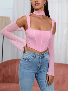 Dettaglio del top rosa in mesh con struttura a corsetto e girocollo coordinato