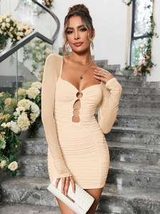 Détail de la découpe sexy avec anneau sur la mini robe drapée abricot à manches longues