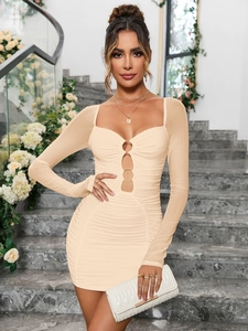 Détail de la robe beige en tulle à manches longues avec plis et anneaux dorés évidés