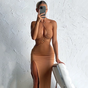 Robe longue dos nu marron avec découpes, anneau doré et fente latérale haute