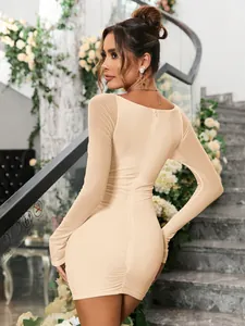 Détail de la robe moulante en maille beige avec texture froncée et dos ouvert