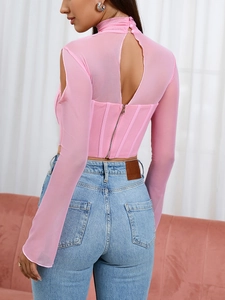 Vista posteriore del top rosa in mesh a maniche lunghe con apertura a goccia e zip