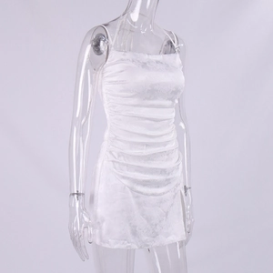 Gros plan sur la robe en satin blanc avec jacquard de roses et détails plissés froncés