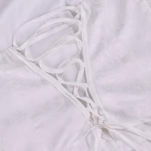 Détail du tissu jacquard blanc avec laçage au dos d'une mini robe sexy chic