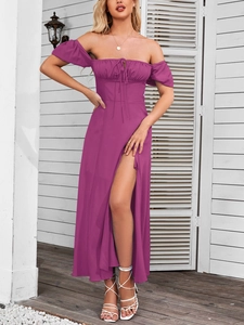 Dettaglio di un abito fucsia con spalle scoperte, coulisse e spacco alto laterale