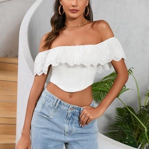 Top corto bianco a spalle scoperte con ricamo a occhielli e volant alla moda