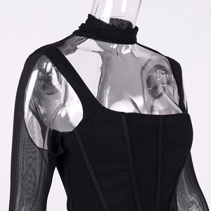 Dettaglio del top nero a maniche lunghe in mesh con cuciture stile corsetto e scollo quadrato
