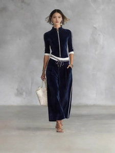 Completo sportivo da donna in velluto con top a collo alto e pantaloni larghi blu scuro