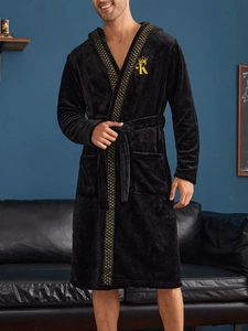 Peignoir homme en imitation vison noir avec bordure dorée et broderie couronne chic