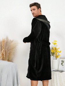 Peignoir homme noir en peluche avec capuche, bordure étoiles dorées et ceinture de confort