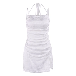 Robe courte en satin blanc avec motif jacquard, licou, fronces et fente latérale