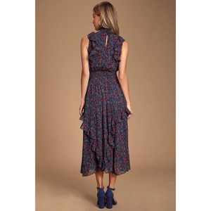 Robe sans manches à fleurs bleu foncé avec taille smokée et détails de volants