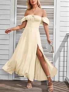 Dettaglio delle maniche a sbuffo e dello spacco alto su questo abito estivo beige stile francese