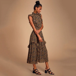 Robe longue fleurie sans manches avec col licou à volants et jupe à plusieurs niveaux