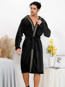 Peignoir à capuche noir pour homme avec broderie dorée et ceinture à nouer