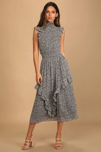 Détails de la robe fleurie vintage avec col montant élastique et ourlet à volants