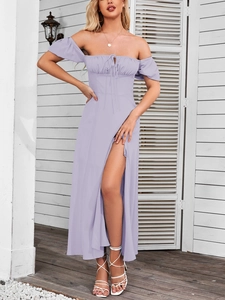 Dettaglio dell'abito lavanda con spalle scoperte, maniche a sbuffo e spacco alto elegante