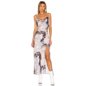 Abito sottoveste tie-dye elegante con scollo a cappuccio e spacco alto in raso di seta