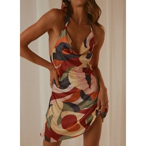 Robe dos nu sexy en satin à imprimé abstrait, col bénitier et finition soyeuse élégante