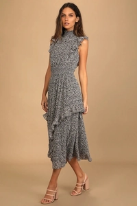 Détail de la robe sans manches à col montant avec imprimé floral et ourlet à volants