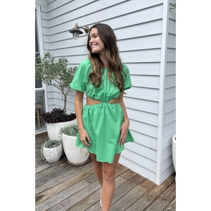 Abito a trapezio verde brillante con maniche a sbuffo e tagli laterali sulla vita trendy