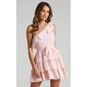 Abito mini rosa monospalla con pois svizzeri, balze a strati e cintura in vita