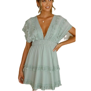 Robe vert menthe à col en V avec dentelle crochetée, glands et ourlet à volants étagés