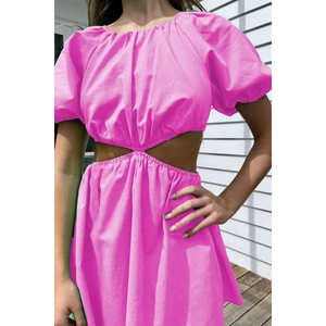 Abito rosa a linea A con maniche a sbuffo e tagli laterali per un look estivo alla moda