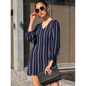 Robe longue bleu marine à col en V avec broderie géométrique et pochette élégante pour femmes