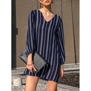 Robe col en V bleu marine pour femmes avec rayures géométriques et manches lanternes
