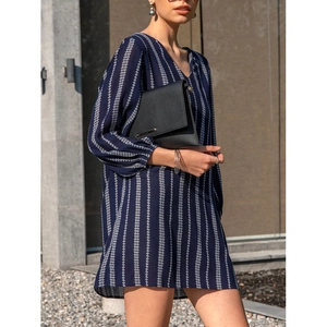 Robe élégante bleu marine à col en V, manches longues rayées blanc et poignets resserrés