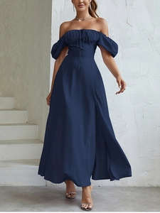 Dettaglio dell'abito blu navy con spalle scoperte, maniche a sbuffo e spacco alto