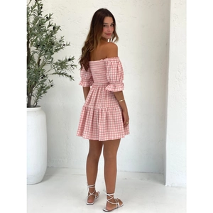 Robe vichy rose et blanche à épaules dénudées avec manches bouffantes et jupe à volants