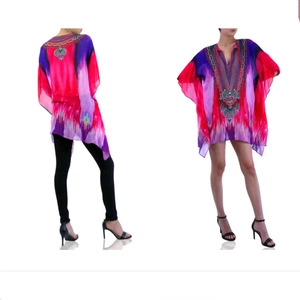 Abito caftano da donna con scollo a V, stampa totem batik colorata e maniche a pipistrello