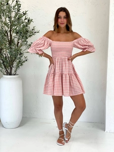 Détail du bustier froncé et des manches bouffantes sur robe vichy rose