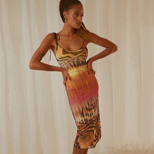 Vue détaillée du motif tie-dye vibrant sur une robe midi d'été ajustée