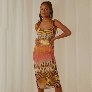 Robe midi d'été moulante en mesh imprimé tie-dye et tigre avec de fines bretelles