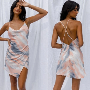 Robe Nuisette en Satin pour Femme avec Col Bénitier Imprimé Marbre Tie-Dye Dos Nu Mini Robe Asymétrique Tenue de Fête