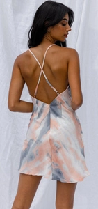 Vue détaillée des bretelles croisées et du dos nu sur une robe courte rose effet tie-dye