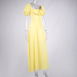 Dettaglio dell'abito francese giallo con busto arricciato ed elegante scollo con lacci
