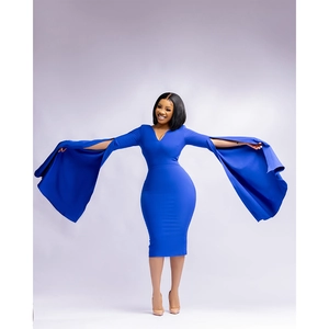 Robe fourreau bleu roi à col en V avec manches fendues spectaculaires et coupe ajustée
