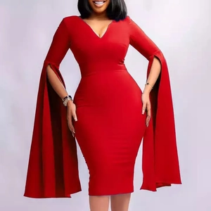 Robe midi moulante rouge à col en V avec manches longues fendues spectaculaires
