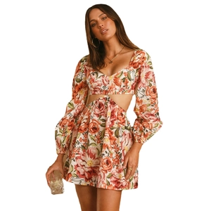 Robe à imprimé fleuri avec manches longues, découpes à la taille et col en cœur