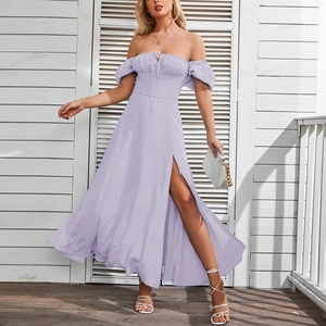 Abito lavanda stile francese con spalle scoperte maniche a sbuffo e spacco alto